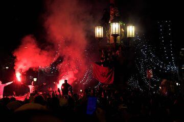 Los aficionados marroquís celebran el pase por las calles de Barcelona. 