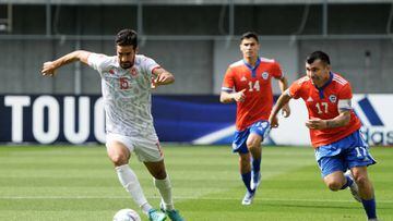 KOBE, JAPAN - JUNE 10: Mohamed Ali Ben Romdhane of Tunisia controls the ball under pressure of Gary Medel of Chile during the international friendly match between Chile and Tunisia at Noevir Stadium Kobe on June 10, 2022 in Kobe, Hyogo, Japan. (Photo by Koji Watanabe/Getty Images)