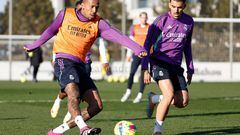 Militao pugna por el control del balón con Dani Ceballos en un momento del entrenamiento del Real Madrid.
