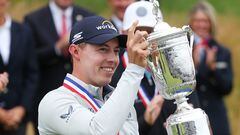 BROOKLINE, MASSACHUSETTS - JUNE 19: Matt Fitzpatrick of England celebrates with the U.S. Open Championship trophy after winning during the final round of the 122nd U.S. Open Championship at The Country Club on June 19, 2022 in Brookline, Massachusetts.   Andrew Redington/Getty Images/AFP
== FOR NEWSPAPERS, INTERNET, TELCOS & TELEVISION USE ONLY ==