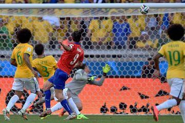 Otra jugada icónica. El palo de Mauricio Pinilla en el minuto 119 del Brasil-Chile, en octavos de final de la Copa del Mundo. Si la pelota entraba, la Roja eliminaba a los anfitriones de su Mundial.