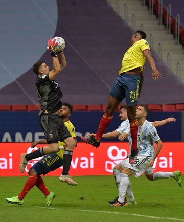 El encuentro terminó 1-1 tras los noventa minutos. Lautaro Martínez y Luis Díaz anotaron y la clasificación se definió desde los once pasos. Los de Scaloni se impusieron 3-2 y ahora jugarán la final ante Brasil. 