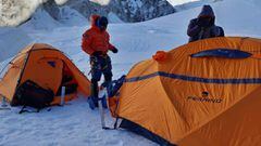 Alex Txikon establece un campamento durante su ascensi&oacute;n al Everest.