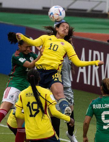 Colombia's Liced Serna (C) heads the ball during their Women's U-20 World Cup football match against Mexico at the National stadium in San Jose, on August 13, 2022. (Photo by EZEQUIEL BECERRA / AFP)
