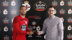 Quique Gonz&aacute;lez recibi&oacute; el premio Estrella Galicia a mejor jugador del Deportivo del mes de marzo.