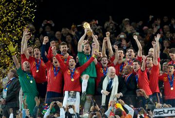 El capitán Iker Casillas y la selección de celebración con la copa del mundo.