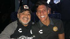 Maradona con Gaspar Servio, portero de los Dorados de Sinaloa.