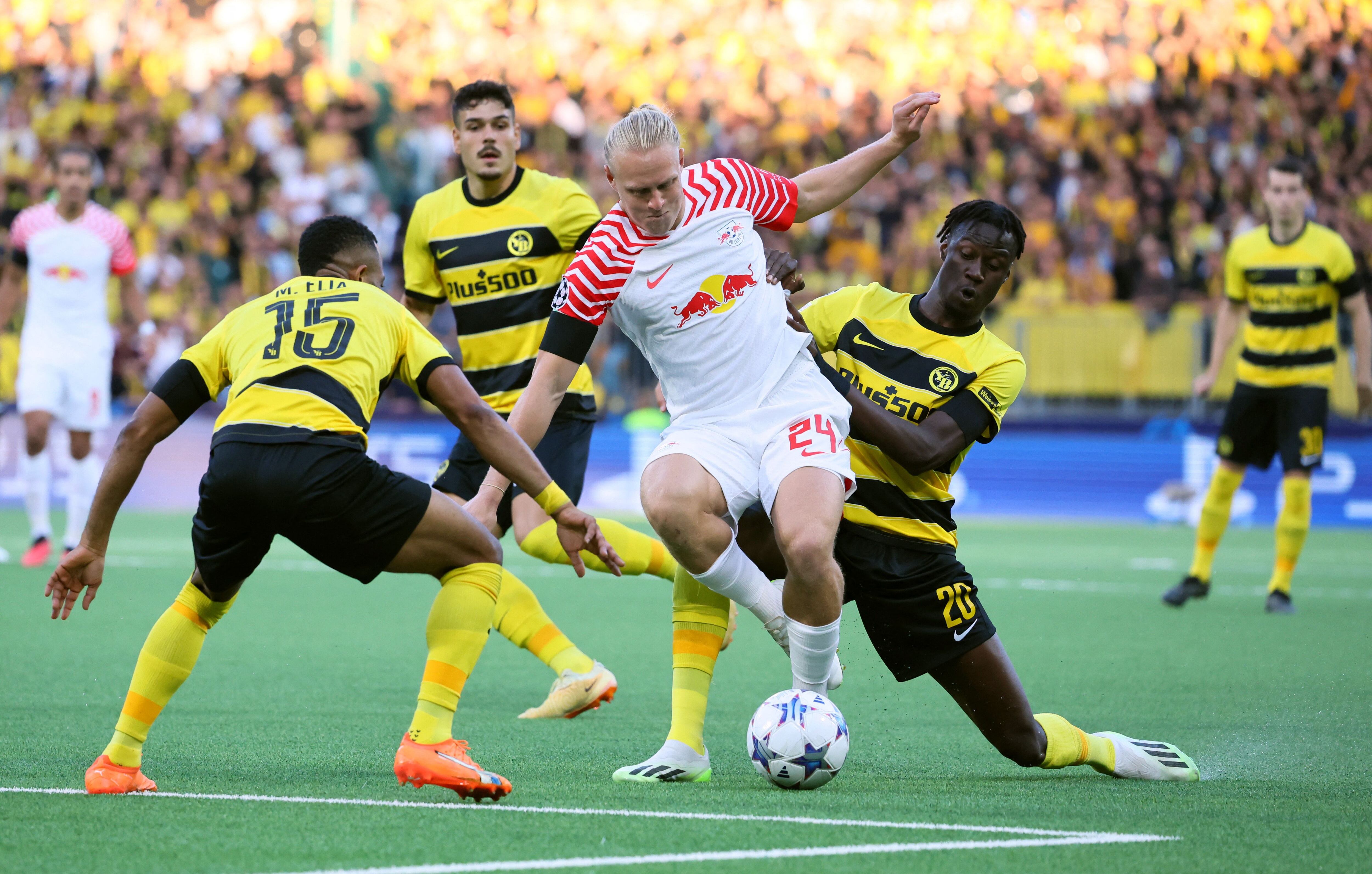 Soccer Football - Champions League - Group G - BSC Young Boys v RB Leipzig - Stadion Wankdorf, Bern, Switzerland - September 19, 2023  RB Leipzig's Xaver Schlager in action with BSC Young Boys' Meschack Elia and Cheikh Niasse REUTERS/Denis Balibouse