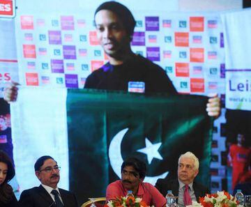 Pakistani cricket legend Javed Miandad (centre) speaks during a press conference with representatives of the Leisure Leaguesto announce that Ronaldinho, David James and George Boateng will be among seven top former players to feature in exhibition games i