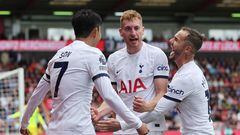 Heung-min Son, Dejan Kulusevski y James Maddison, jugadores del Tottenham, celebran el gol del extremo sueco ante el Bournemouth en Premier League.