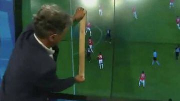 Rafa Guerrero analizando en "El Chiringuito" la posición de Casemiro en el 1-0 del Real Madrid frente al Manchester United en el partido de la Supercopa de Europa 2017