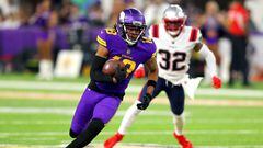 MINNEAPOLIS, MINNESOTA - NOVEMBER 24: Justin Jefferson #18 of the Minnesota Vikings carries the ball against the New England Patriots during the first half at U.S. Bank Stadium on November 24, 2022 in Minneapolis, Minnesota.   Adam Bettcher/Getty Images/AFP (Photo by Adam Bettcher / GETTY IMAGES NORTH AMERICA / Getty Images via AFP)