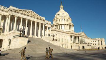 Tropas de la Guardia Nacional cruzan los terrenos del edificio del Capitolio de Estados Unidos en Capitol Hill en Washington, Estados Unidos, 10 de enero de 2021.