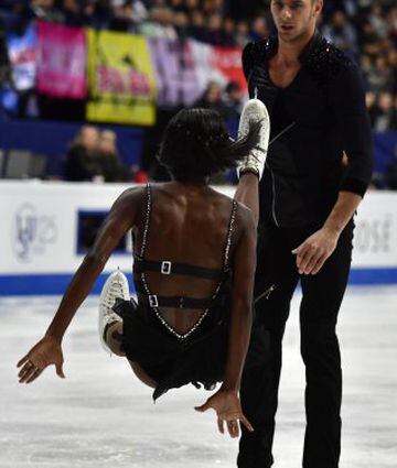 La patinadora francesa Vanessa James cae al hielo mientras su pareja Morgan Cipres lo observa durante el programa corto por parejas de los Campeonatos Mundiales de Partinaje Artístico en Helsinki.