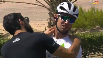 Mark Cavendish es atendido tras la ca&iacute;da que ha sufrido en la salida neutralizada de la primera etapa del Tour de Abu Dhabi.