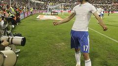 <b>ALEGRÍA. </b>Lafita, sin la camiseta del Real Zaragoza, celebra el gol del triunfo  con la afición.