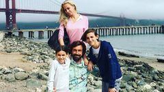 El exfutbolista italiano Andrea Pirlo con su novia y sus dos hijos mayores en San Francisco.