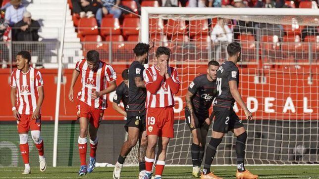 El Almería naufraga en ‘la liga de los pobres’ y le esperan Barça, Girona, Osasuna y Real Madrid