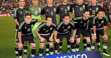 The national soccer team of Mexico poses before the 2017 FIFA Confederations Cup Qualifier at Rose Bowl on October 10, 2015 in Pasadena, California. (Photo by Jonathan Moore/Getty Images)