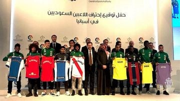 Los nueve futbolistas saud&iacute;s posaron con sus nuevas camisetas en un acto el pasado domingo con la presencia de los presidentes espa&ntilde;oles.