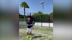 Zidane haciendo en el padel el golpe que pone al púbico del tenis siempre en pie: se le ve bien