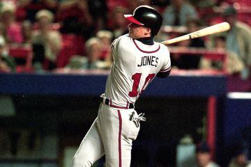 En su primer año como elegible para el Salón de la Fama, Chipper Jones logró su inducción luego de 19 temporadas como pelotero de Grandes Ligas. En 1993 y de 1995 a 2012 fue tercera base y jardinero izquierdo de los Atlanta Braves.