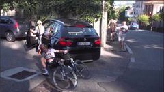 Una señora se lleva por delante a un ciclista y su reacción al salir del coche es impagable