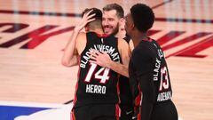 Goran Dragic y Bam Adebayo felicitan a Tyler Herro durante el cuarto partido de las finales de la Conferencia Este de los playoffs de la NBA 2020 entre Miami Heat y Boston Celtics