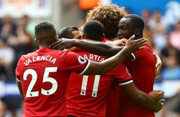 Manchester United's Belgian striker Romelu Lukaku (R) celebrates with teammates scoring the team's second goal