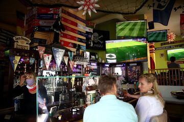 El fútbol vuelve a estar presente en las televisiones de los bares de Alemania con la vuelta de la Bunesliga. 