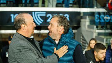 Rafa Benítez, entrenador del Celta, y Sergio González, técnico del Cádiz, se saludan durante el partido de la Liga EA Sports.