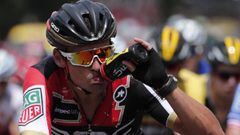 Greg Van Avermaet bebe agua durante una etapa del Tour de Francia.