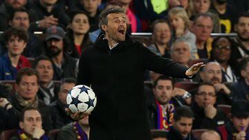 Luis Enrique sostiene un bal&oacute;n en un partido de Champions dirigiendo al Barcelona.