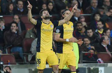 Diego celebra con Filipe su gol al Barcelona.