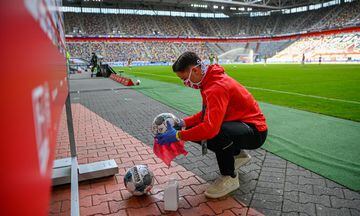 Recogepelotas limpia los balones en el descanso del Dusseldorf - SC Paderborn.