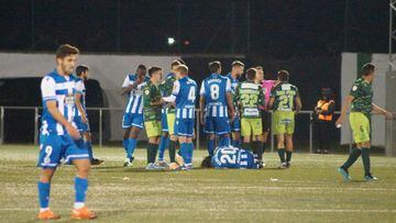 Los jugadores del Deportivo, discutiendo con los del Guijuelo y el &aacute;rbitro tras una falta a Keko Gont&aacute;n.