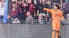 Guillermo Ochoa repite la dosis con siete atajadas en la Serie A