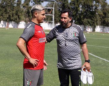 'Vitamina' Sánchez junto al goleador Maxi Salas en la práctica de Palestino. 