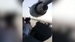 Se filtran imágenes de uno de los afganos subidos al fuselaje del avión durante el despegue