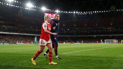 Soccer Football - Women's Super League - Arsenal v Manchester United - Emirates Stadium, London, Britain - November 19, 2022 Arsenal's Beth Mead goes off after sustaining an injury  Action Images via Reuters/Andrew Boyers