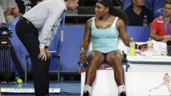 La estadounidense Serena Williams pide a uno de los oficiales de la organizaci&oacute;n un caf&eacute; espresso para combatir el sue&ntilde;o producido por el &#039;jet lag&#039;. 