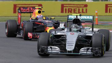 Nico Rosberg con el Mercedes presionado por el Red Bull de Max Verstappen durante el GP de M&eacute;xico 2016.