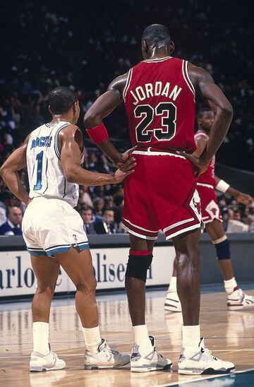 Michael Jordan junto a Muggsy Bogues de los Charlotte Hornets el 22 de febrero de 1989.