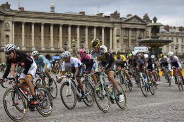 Colombia's Nairo Quintana, wearing the best young's white jersey (3rd L) rides in the pack  past the Hotel de la Marine on the Place de la Concorde in Paris  during the 109,5 km twenty-first and last stage of the 102nd edition of the Tour de France cycling race on July 26, 2015, between Sevres and Paris. AFP PHOTO / ERIC FEFERBERG