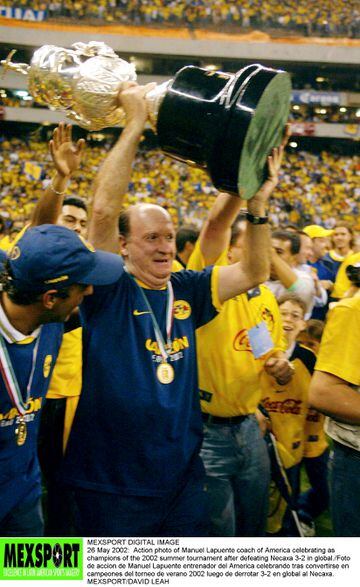 Momento en que Manuel Lapuente levanta el trofeo de campeón en el Verano 2002.