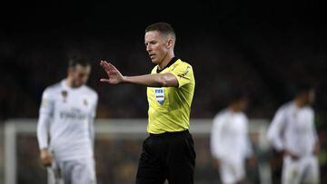 BARCELONA, SPAIN - DECEMBER 18:  Referee, Hernandez Hernandez gestures during the Liga match between FC Barcelona and Real Madrid CF at Camp Nou on December 18, 2019 in Barcelona, Spain. (Photo by Eric Alonso/Getty Images)