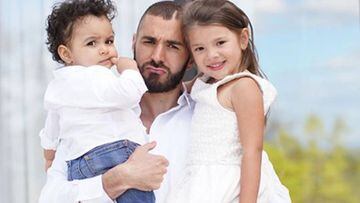 Karim Benzema muestra su &quot;lugar de felicidad&quot; al subir una foto con sus dos hijos.