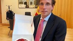 El regalo viral que ha recibido Martínez-Almeida por San Valentín: “Mi equipo y sus cosas”