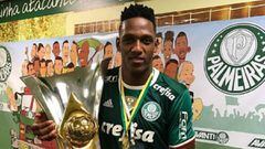 Yerry Mina con el trofeo del Brasileirao que obtuvo en 2016 con Palmeiras