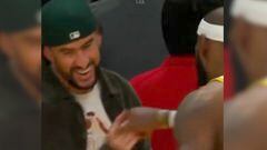 El momento entre Bad Bunny y LeBron James en la noche en que rompió el récord de puntos de la NBA